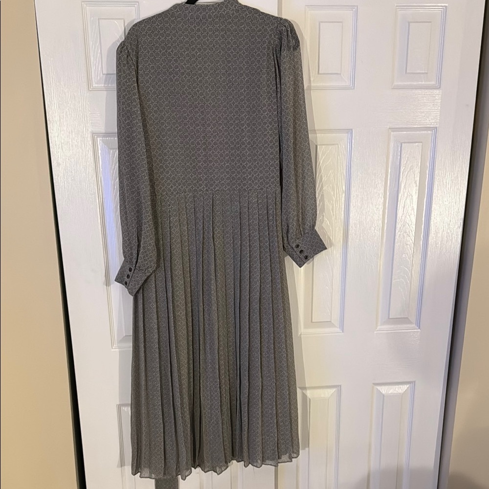 Chic Gray Patterned Button-Up Dress - Picture 6 of 10